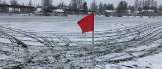 Match utomhus trots snöoväder 