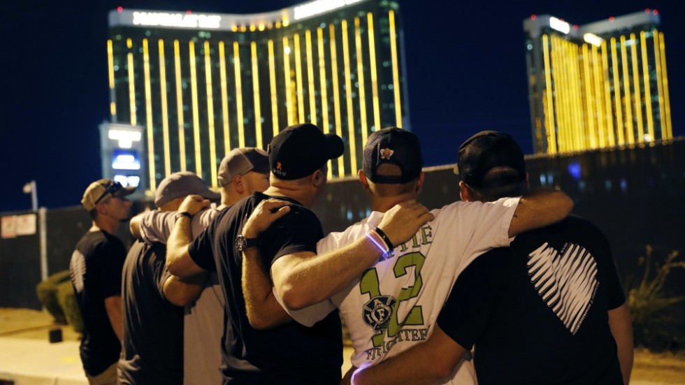Flera överlevande samlade vid platsen för dödsskjutningen i Las Vegas. Arkivbild.