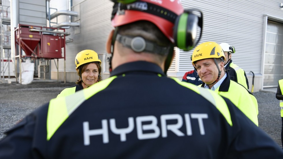 Statsminister Stefan Löfven och dåvarande miljöminister Isabella Lövin på rundvandring vid SSAB:s pilotanläggning i Luleå. Arkivbild.
