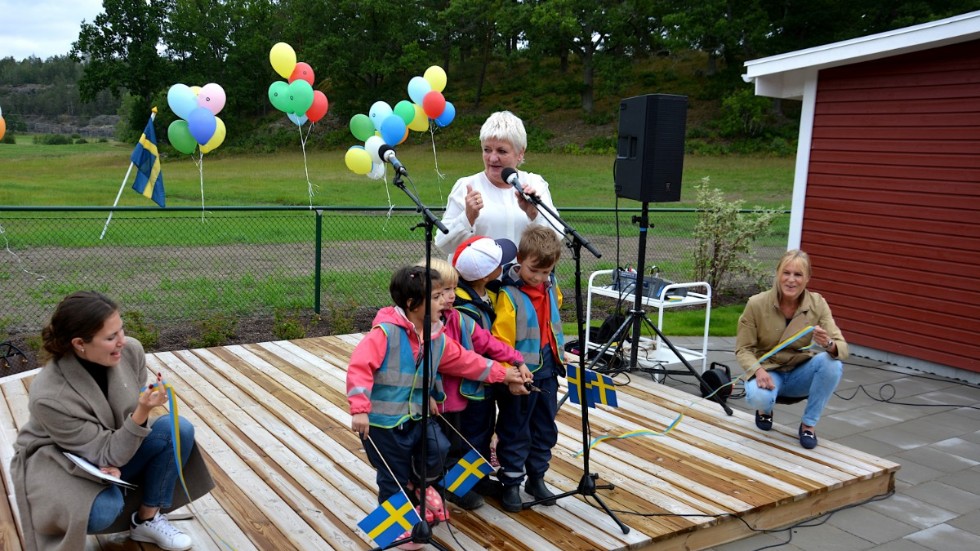 Jenny Elander Ek (C), Mimmi Trysberg och Caroline Hedvall hjälpte till när förskolebarnen Sara Shirazi, Lilly Engdahl, Anton Nilsson Skarin och Malte Nygren klippte bandet och invigde Sörby förskola.