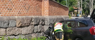 Körde in med bilen i stenmur vid Villan