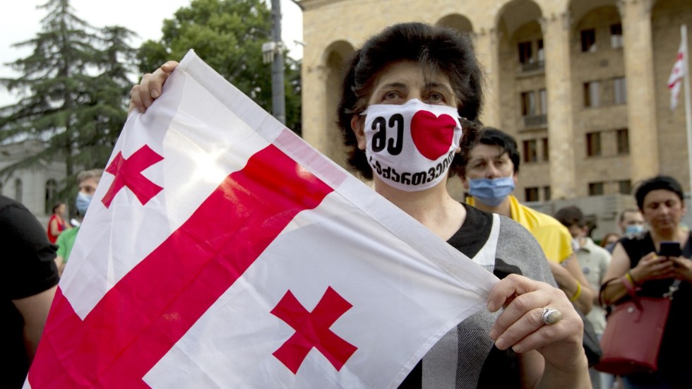 "Jag älskar Georgien", står det på det munskydd som en demonstrant i Tbilisi visar upp. Georgien är ett av de länder som EU nu vill öppna för resor till, efter coronakrisen. Arkivfoto.