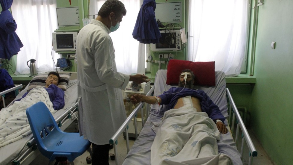 En man får vård efter att ha skadats i gårdagens flygangrepp i afghanska Herat.