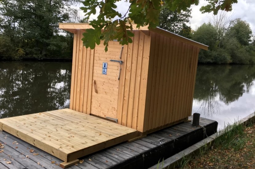 Den flytande året-runt toaletten invigdes av Uppsala kommun 2019.