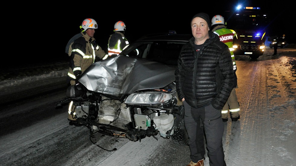 Jörgen Johansson vid sin demolerade bil för drygt en månad sedan. Då träffade ett lastbilsdäck hans bil i Kusån utanför Boden.