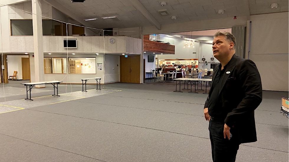 Lars-Åke Granath i stora konferenssalen på Kompassen, där stora mängder Enköpingsbor kommer att vaccineras mot covid-19.