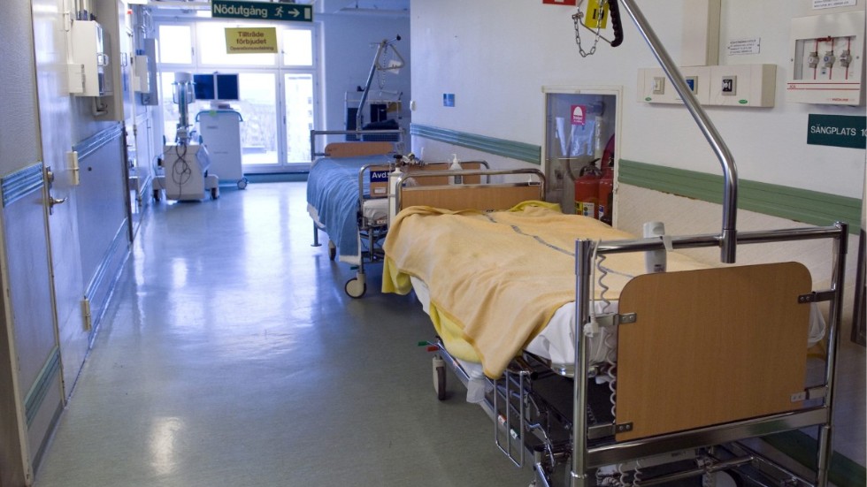 En man som vårdades för covid-19 på Nyköpings lasarett avled på väg till intensivvårdsavdelningen. Arkivbild.