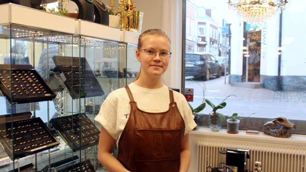Louise Wetterström arbetar som guldsmed i Västervik och trivs bra med sitt val.