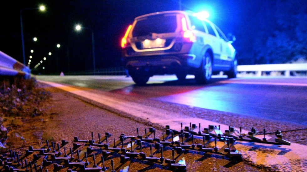 Föraren stoppades med spikmatta i Tierps kommun efter en biljakt som pågick i tre timmar.