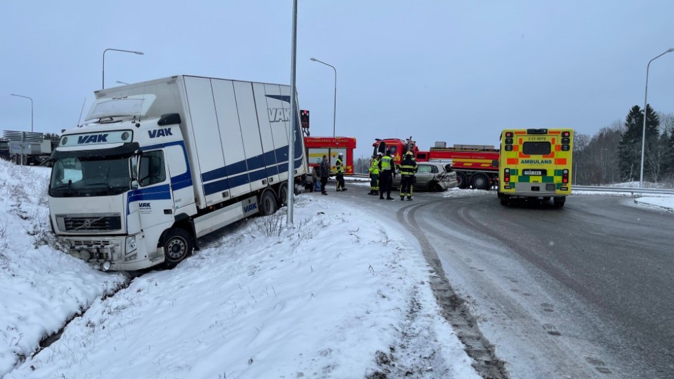 En lastbil och en personbil kolliderade på tisdagen.