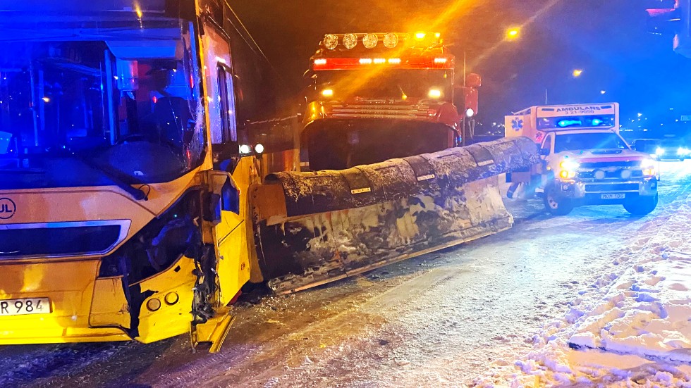 UL-bussen körde in i plogbilen efter att först ha krockat med en bil som stannat för rött ljus.
