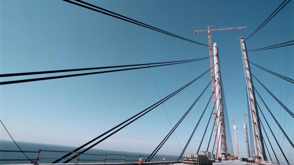 Öresundsbron under konstruktion 1999. En framtidsbild av hur det kan komma att se ut i Umeå.