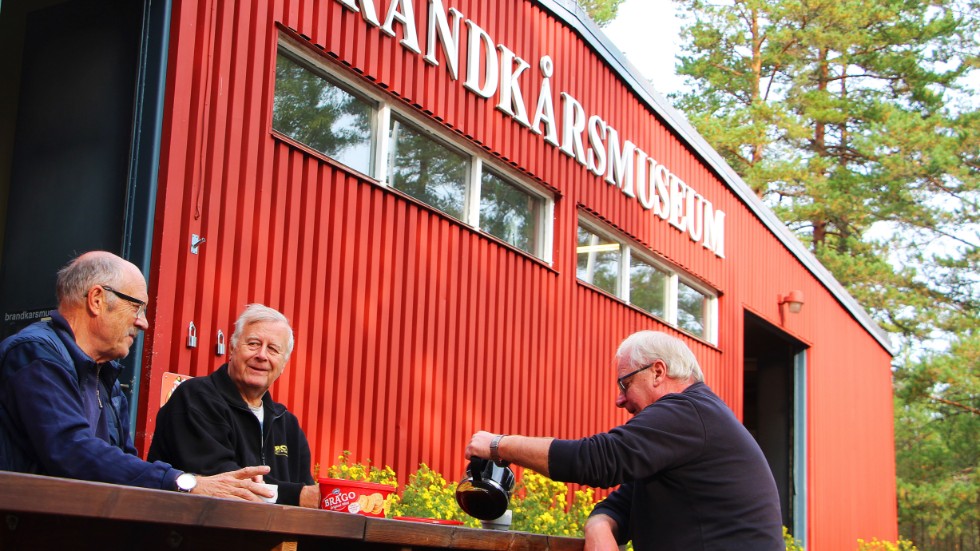 Varje måndag och tisdag är det arbetsdag på brandkårsmuseet. Då bli det även tid för kaffe och småprat. Från vänster: Håkan Hagström, Hans Furuheim och Peter Nylander.