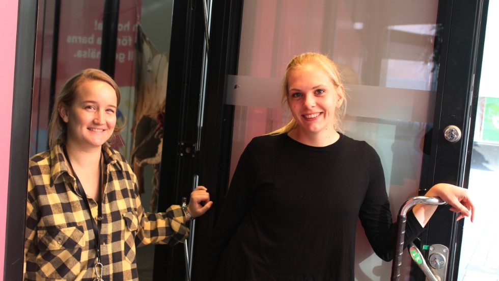 Disa Bennich och Kristin Larsson ligger bakom utställningen "Konsthantverk – här och nu" som visas torsdag till söndag.