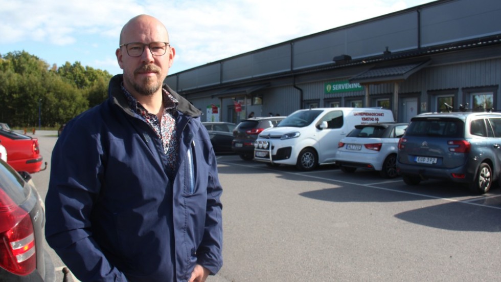 Libbie Oxelblad oroas för att det uppskruvade tempot på och runt parkeringen till Maxihallen kan sluta med en olycka. Värre blir det i höst när mörkret faller.