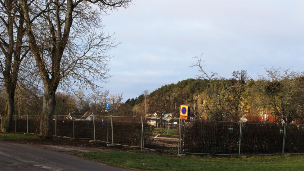 De nya höga husen som planeras på Vimmans gamla tomt fick grönt ljus. Men politikerna var inte överens. Planerna med 14 meter höga hus har kritiserats.