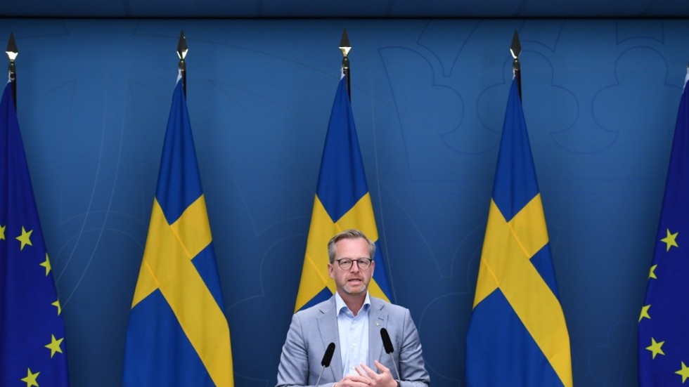 Inrikesminister Mikael Damberg borde ta ledningen och se till så att regering och riksdag går upp i stabsläge för att slå ut den systemhotande  kriminaliteten. 