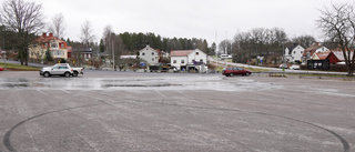 Grannar trötta på busliv på parkeringen