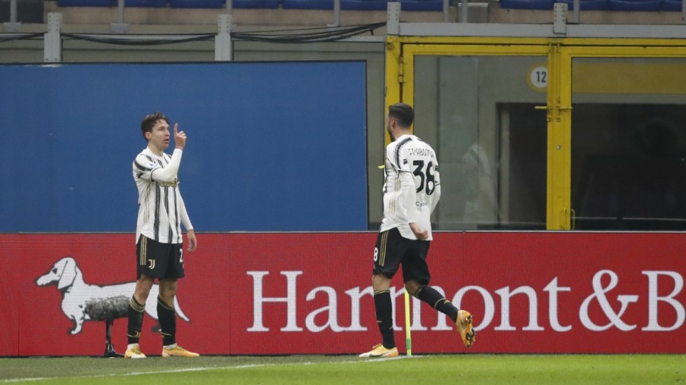 Federico Chiesa, vänster, gjorde två av målen i Juventus bortaseger mot Milan.