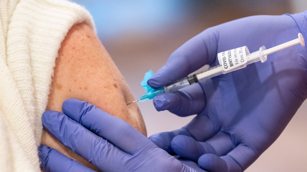 Vaccinationerna av de äldre på äldreboenden rullar på bra. I Nyköping återstår tre äldreboenden, sedan är det klart.