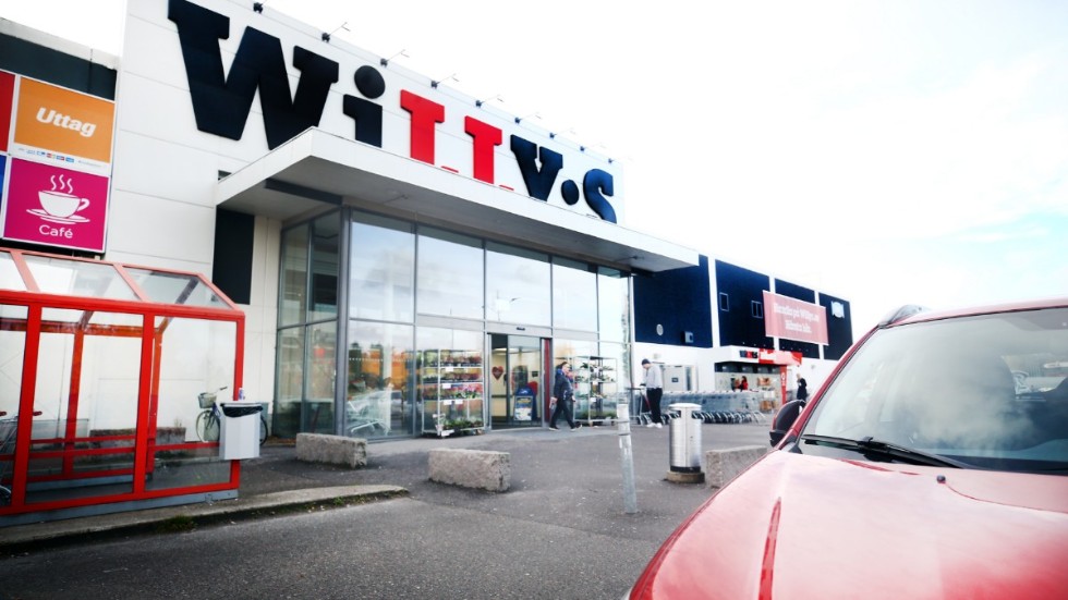 Fyra personer är gripna misstänksta för stöld på Willys i Folkesta i söndags.