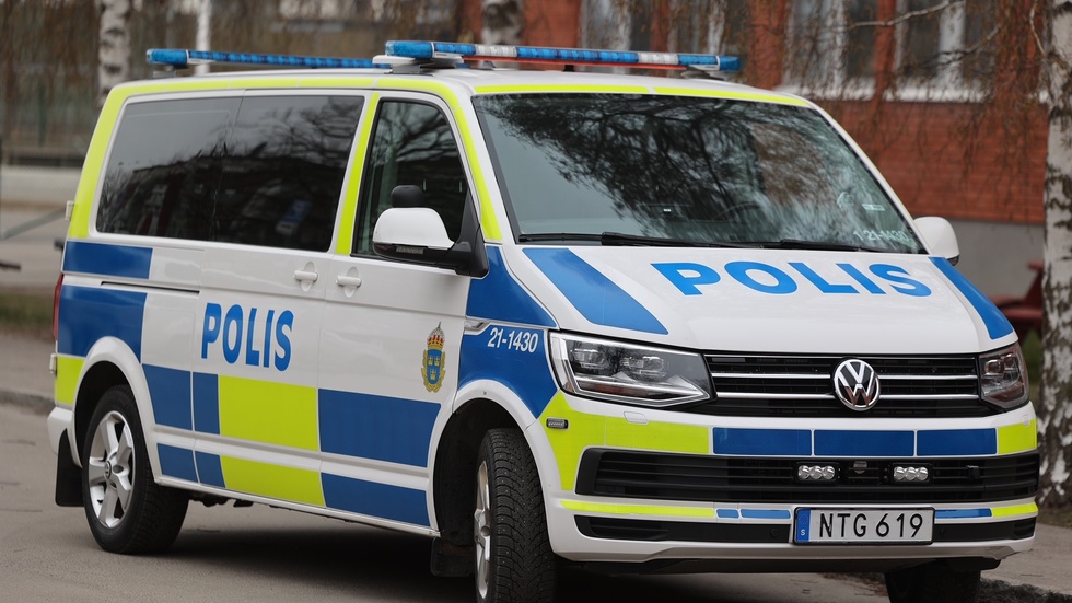 Polis är just nu på plats i centrala Uppsala för att söka efter flickorna. Här en av bilarna som deltar i insatsen.