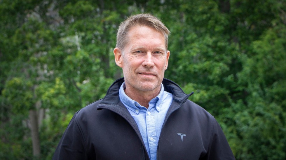 "Jag har fyra barn. Jag vill kunna se dem i ögonen i framtiden med någorlunda gott samvete. För mig är det väldigt personligt", säger Erik Malmfors (MP) om sitt politiska engagemang.
