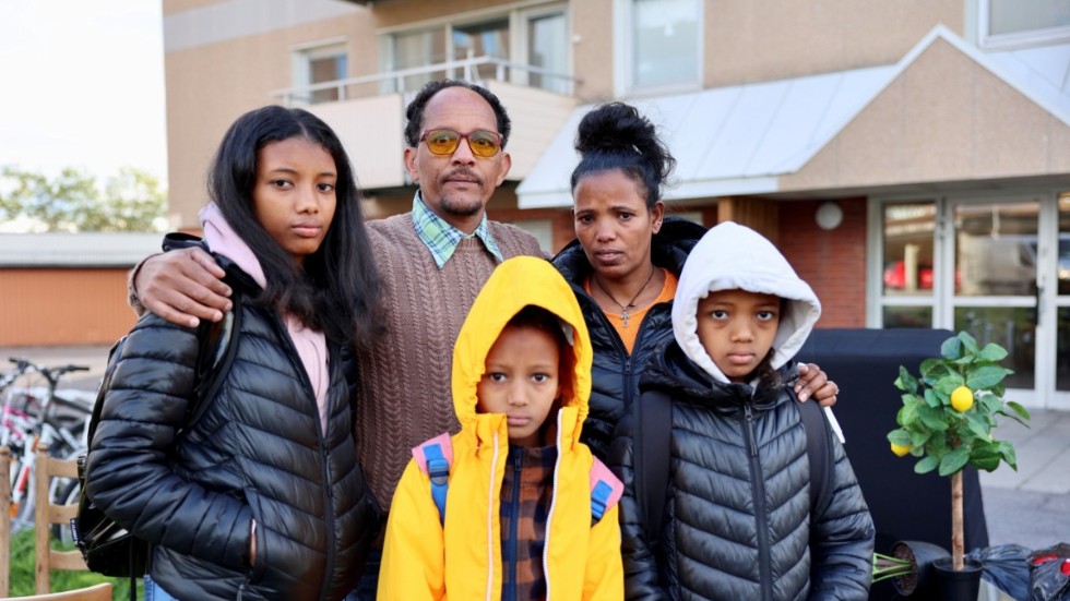 Bostadskrisen tvingar familjen att flytta från trean de hyrt i andra hand till socialtjänstens etta. Här är Mehretab Tesfay, frun Wezenet Araya och deras döttrar Semira, Snit och Melat.