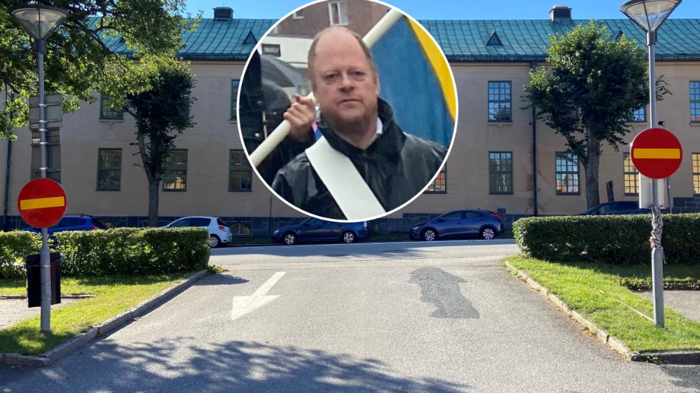 Trotjänaren Lars Östlund skrattade gått åt den vägvisare i beläggningen som talade tvärtemot emot vägmärket på stolpen. Pilen eliminerades dock ganska snabbt.