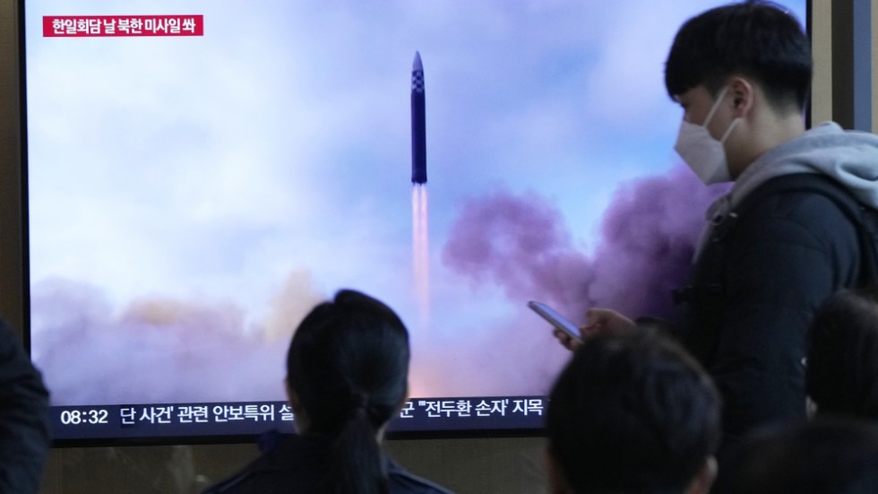 En tv-skärm i Seoul i Sydkorea visar en nordkoreanskt robottest tidigare i mars.