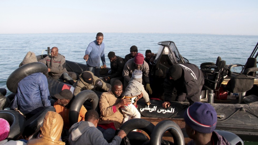 Migranter som stoppas av Tunisiens maritima myndigheter utanför Sfax. Arkivbild.
