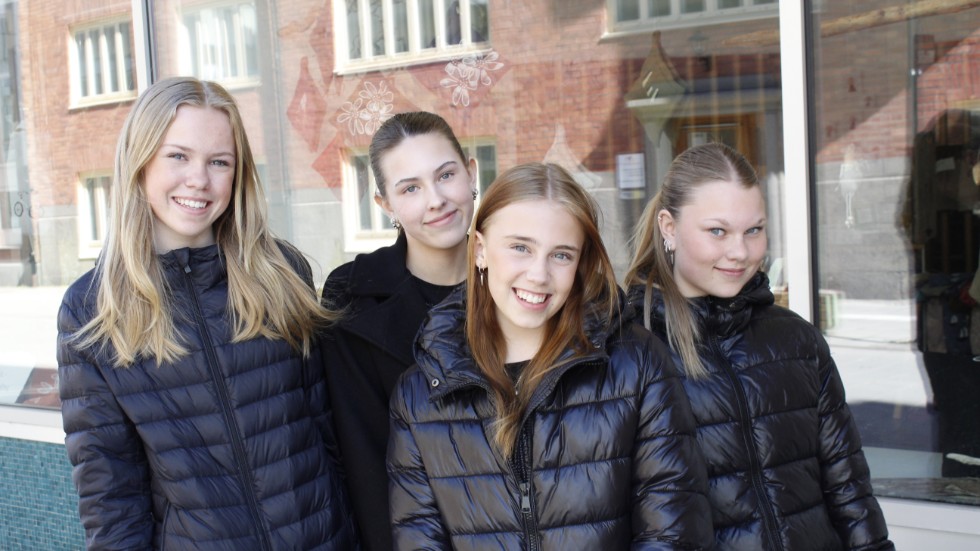 Tove Fridell, Edith Kerrolf, Tuva Andersson Hedenström och Nova Wallin har alla testat Snapchats nya AI-robot.