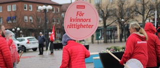 (S): Kvinnor blir fattigare och sjukare med regeringens politik 