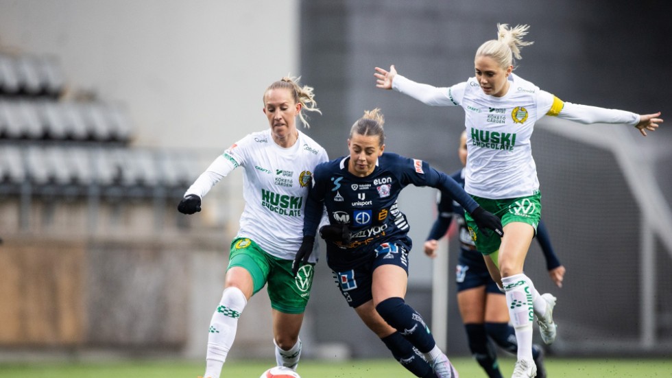 230424 Hammarbys Julia Roddar och Alice Carlsson mot Linköpings Cornelia Kapocs under fotbollsmatchen i Damallsvenskan mellan Linköping och Hammarby den 24 april 2023 i Linköping. 
Foto: Peter Holgersson / BILDBYRÅN / COP 102 / PH0185