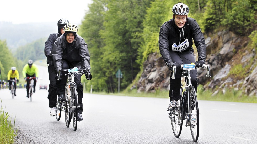 Vätternrundan 2012 lockade fler anmälda cyklister än något annat år. Det de som cyklades nog minns det mest för är det fem timmar långa hällregnet framåt morgontimmarna. 