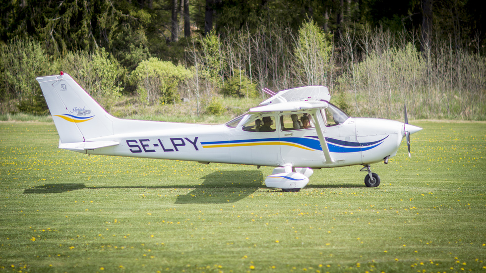 Det var ett fyrsitsigt flygplan från Sundbro flygfält som misstänktes för att ha brutit mot flygförbudet på valborg. Arkivbild: Flygplanet på bilden har inget med händelsen att göra. 
