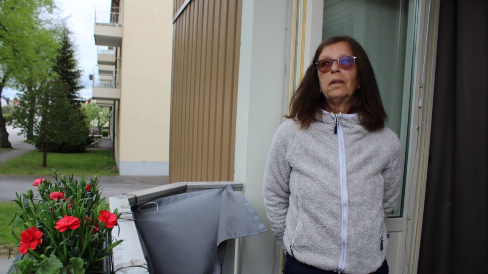 Lena Jansson är ordförande i bostadsrättsföreningen som äger huset. Hon var inte beredd på att det skulle bli en så omständlig och lång process att få till de nya balkongerna. Argumenten att husen måste bevaras för sin tidstypiska karaktär ger hon inte mycket för. 