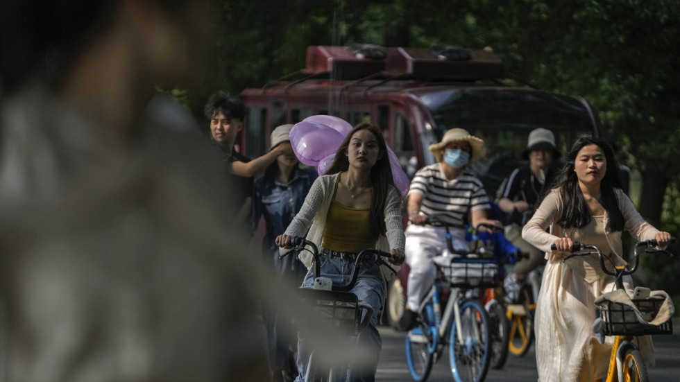 Invånare i Wuhan – staden där coronaviruset först upptäcktes – cyklar i en park den 8 maj.