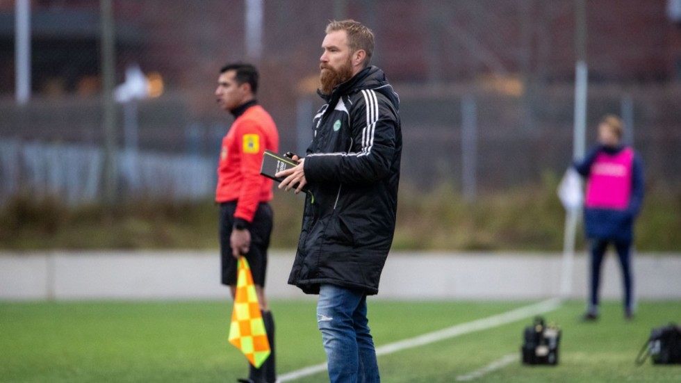 Henrik Norrström, tränare i ESK i matchen mot IFK Stocksund. Han ser uppdraget som långsiktigt och en klubb med tålamod nu när han har gjort klart med en fortsättning.