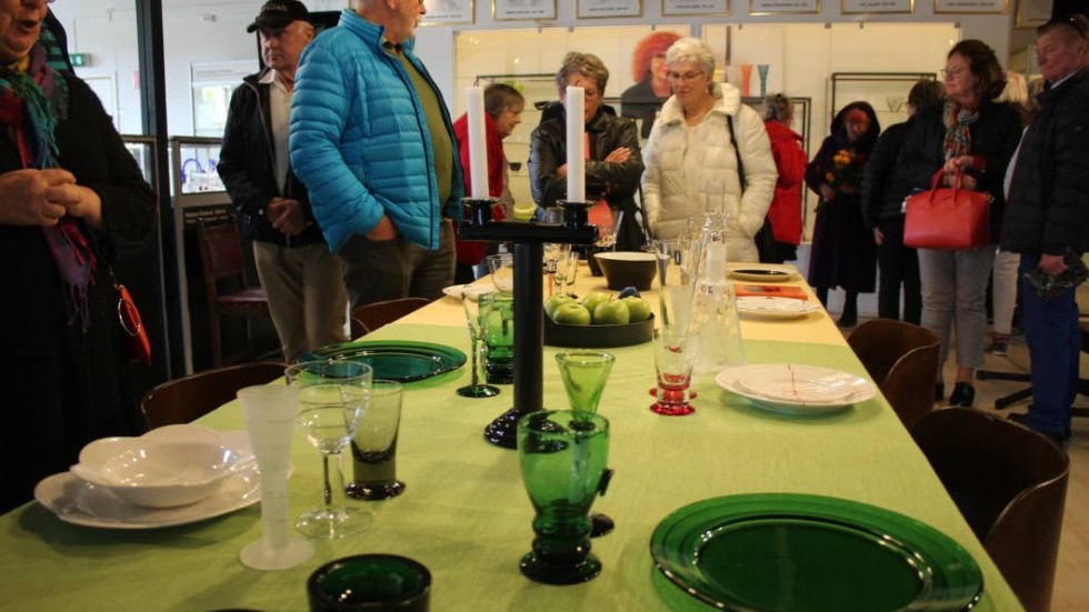 Här ses ett helt bord med glas formgivet av Margareta Hennix i glasmuseet.