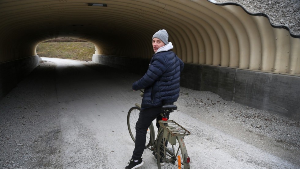 Joakim Hellgren tycker att det vid 27 års ålder känns jobbigt att bo kvar hemma, hos sin mamma i Katthammarsvik eller systern i Halla, och han drömmer om egen lägenhet i Visby med cykelavstånd till det mesta.