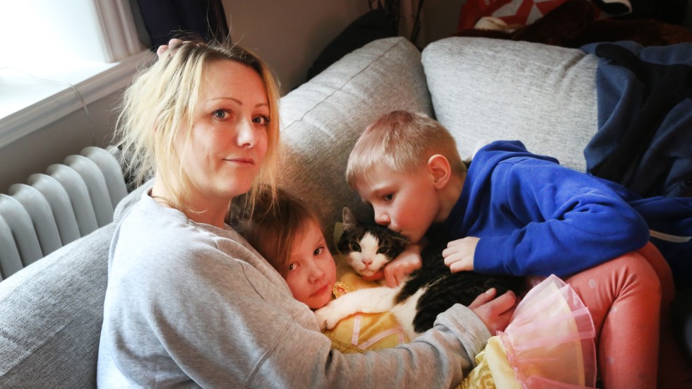 Johanna Ekengren med två av sina barn, Minou och Charlie, och familjens katt Tito som kom till rätta dagen efter branden. Hon är överväldigad och fylld av tacksamhet över hur för henne okända människor har velat hjälpa till.