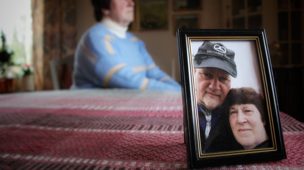 Yvonne Johansson förlorade sin make Sören i spridd cancer. De sista månaderna i livet blev han bollad runt i vården med kraftiga smärtor i bröstet. Inspektionen för vård och omsorg riktar nu skarp kritik mot Region Östergötland och vårdcentralen Spiran.