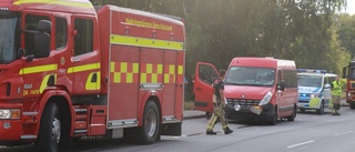 Färdtjänstbuss körde in i vajerräcke