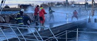 Utryckning när 20 meter lång båt slet sig i hamnen