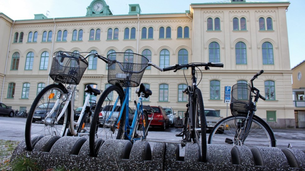 Kommunstyrelsen är eniga om att försäljningen av Ellen Key-skolan behövs för sjukhusets utveckling. Det viktiga nu är att sätta rätt pris. 