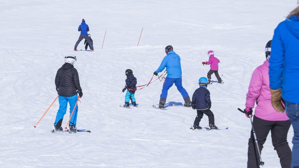 Mindre skidanläggningar, så kallade hemmabackar, riskerar att drabbas hårt av ökade elpriser i vinter. Arkivbild.