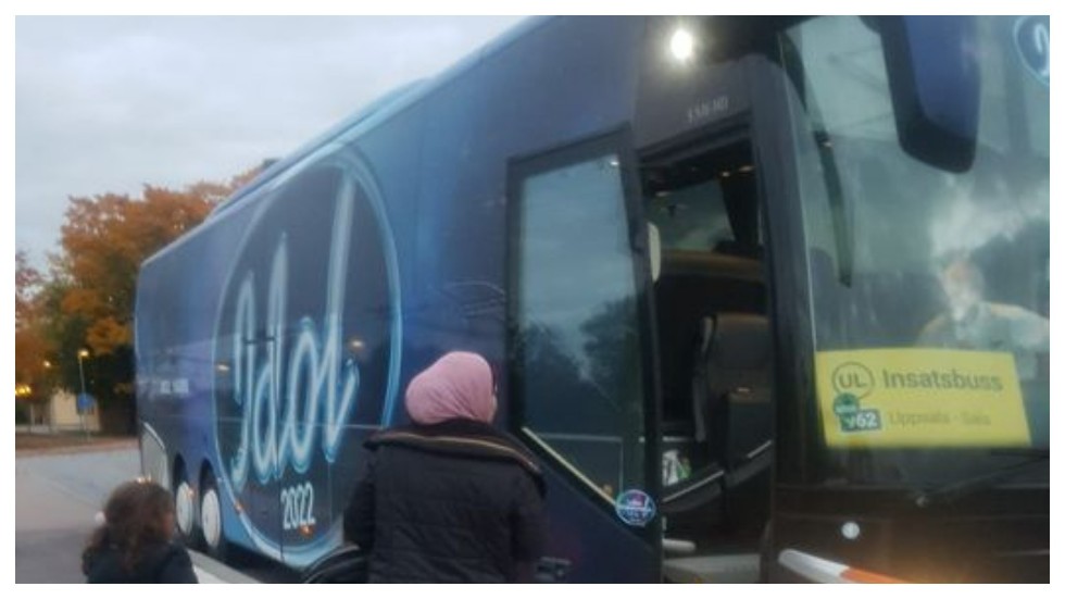 UL-resenärer fick under onsdagen hoppa på en Idol-buss för att ta sig hem. 