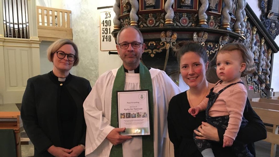 Kontraktsprost Anna Andersson överlämnade diplomet till kyrkoherde Mats Björk och församlingspedagogen Sara Lind.