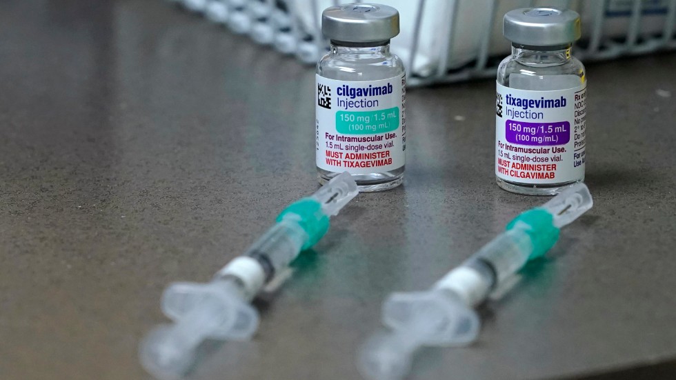 Läkemedlet Evusheld från Astra Zeneca har fått ok från EU-kommissionen att användas som behandling av covid-19 i vissa patientgrupper.